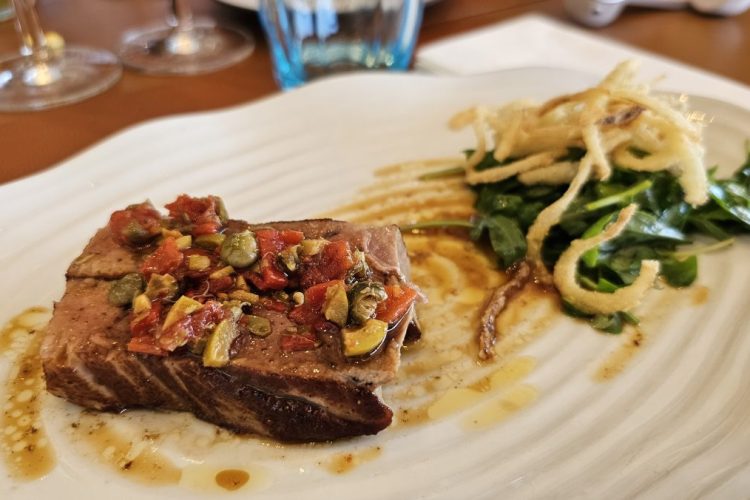 El atún de Barbate, un placer para los cinco sentidos en un menú de estrella en So/Sotogrande - 20230823 144010 750x500 1 Plato de atún en So/Sotogrande.