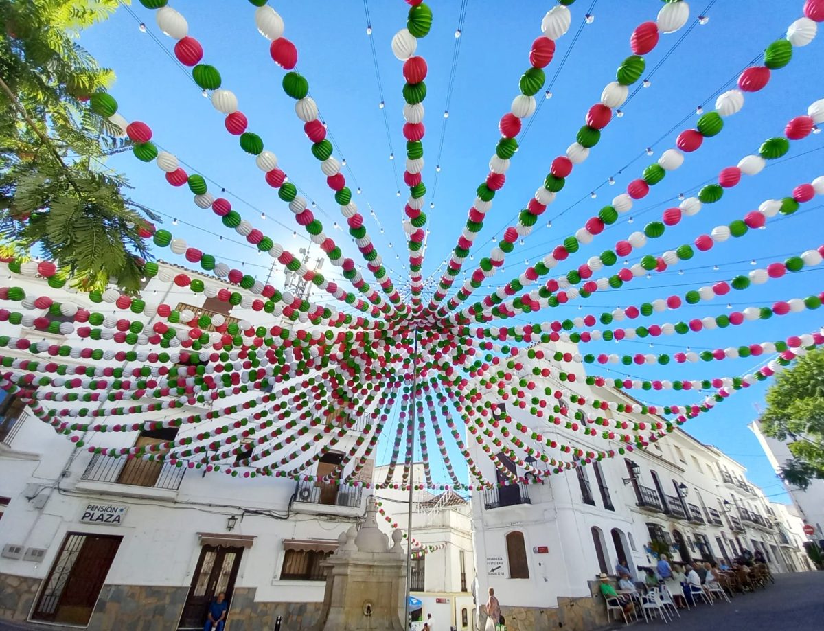 Noche preferia en Casares: fiesta del agua, atracciones con precios especiales y tributo musical a El Barrio - 362291795 699945345511019 6848181988501071974 n Farolilos en la plaza España en Casares.