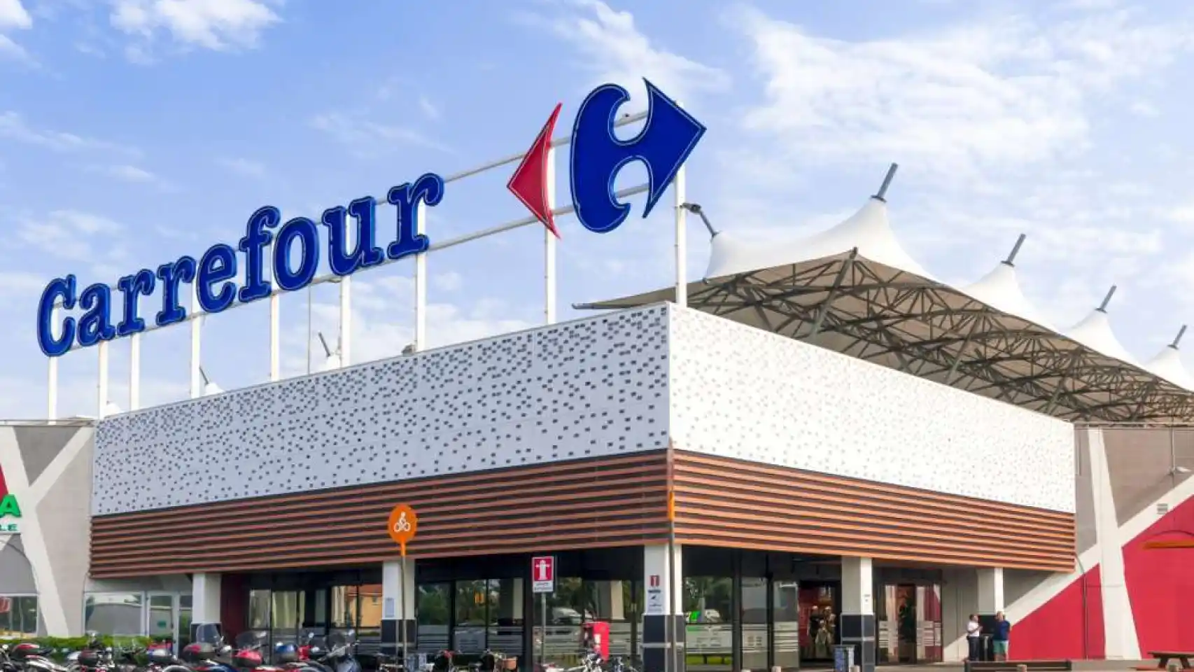 Establecimientos como Carrefour cierran este miércoles debido a la alerta roja en la provincia de Málaga - Establecimientos como Carrefour cierran este miércoles debido a la alerta roja en la provincia de Málaga