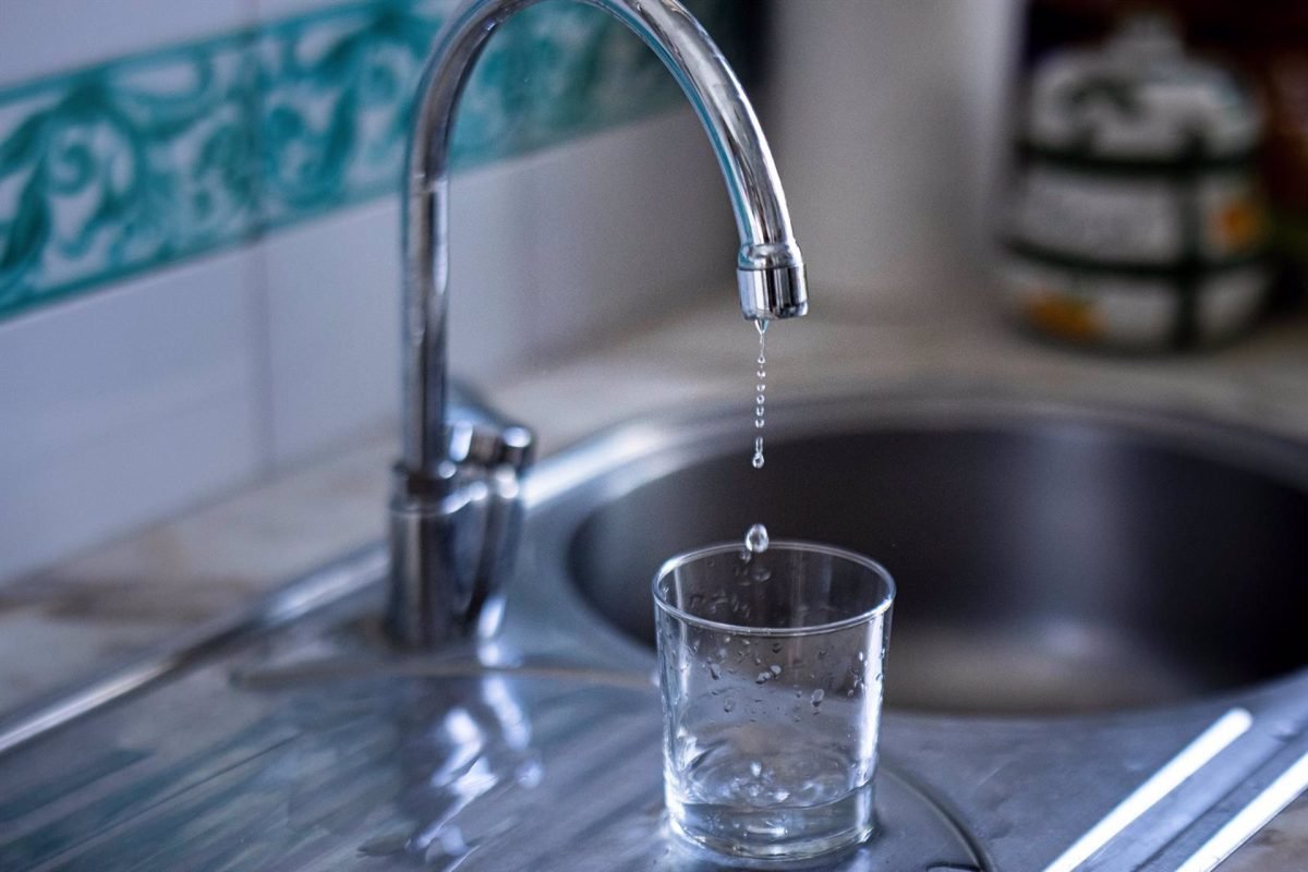 La Junta invierte más de un millón de euros para evitar pérdidas en redes de agua potable en cuatro municipios - Agua Imagen de recurso de un grifo de agua de uso doméstico