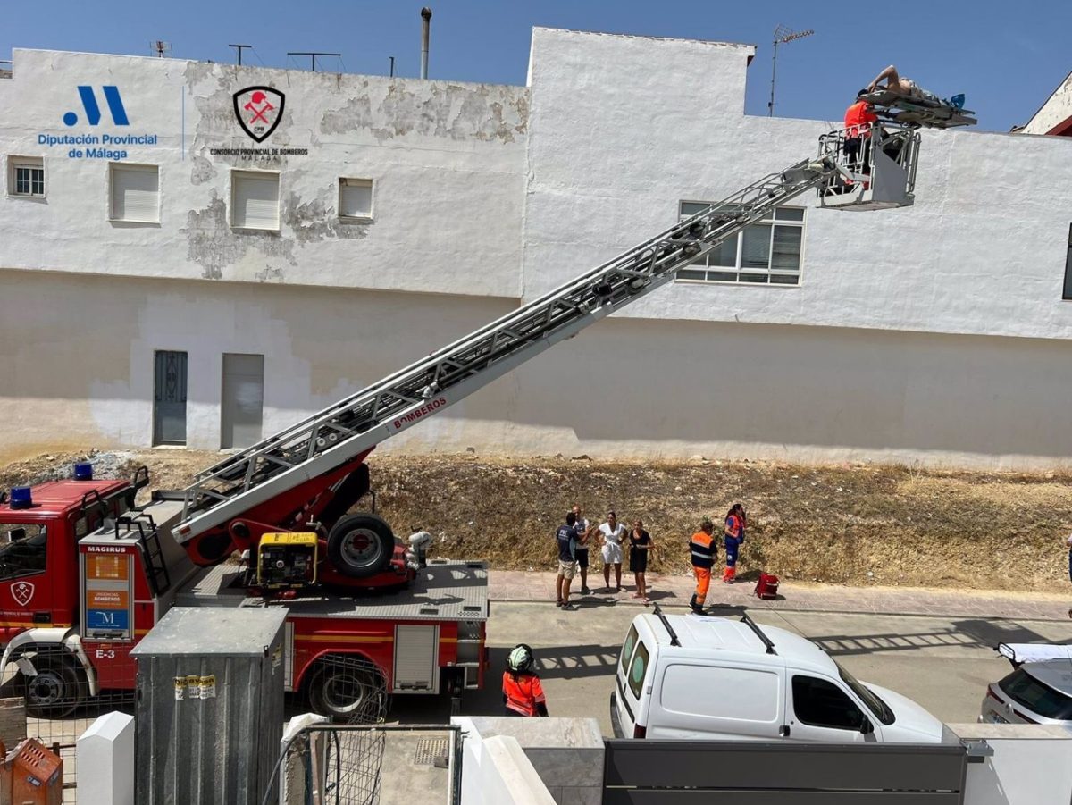 Un obrero se fractura la pierna mientras trabajaba en Ronda y tiene que ser evacuado por bomberos - Bomberos Ronda Un obrero se fractura la pierna mientras trabajaba en Ronda y tiene que ser evacuado por bomberos - Bomberos Ronda