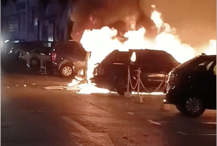Un incendio en el polígono de Estepona hace cenizas tres coches - Captura de Pantalla 2023 08 29 a las 12.15.15 Tres colches calcinados en un incendio en el polígono de Estepona. / Sppme-a Estepona