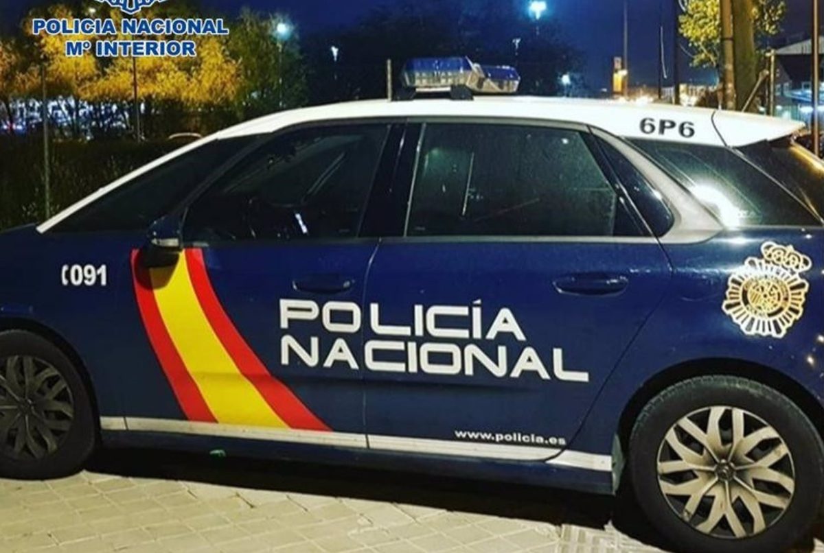 La policía halla a un hombre y a una mujer sin vida con impactos de bala en un domicilio de Benalmádena - Coche Policia Marbella El número de mujeres asesinadas por violencia de género ascendería a 51 en 2023, convirtiéndose en el cuarto registrado en lo que va de año en la provincia de Málaga