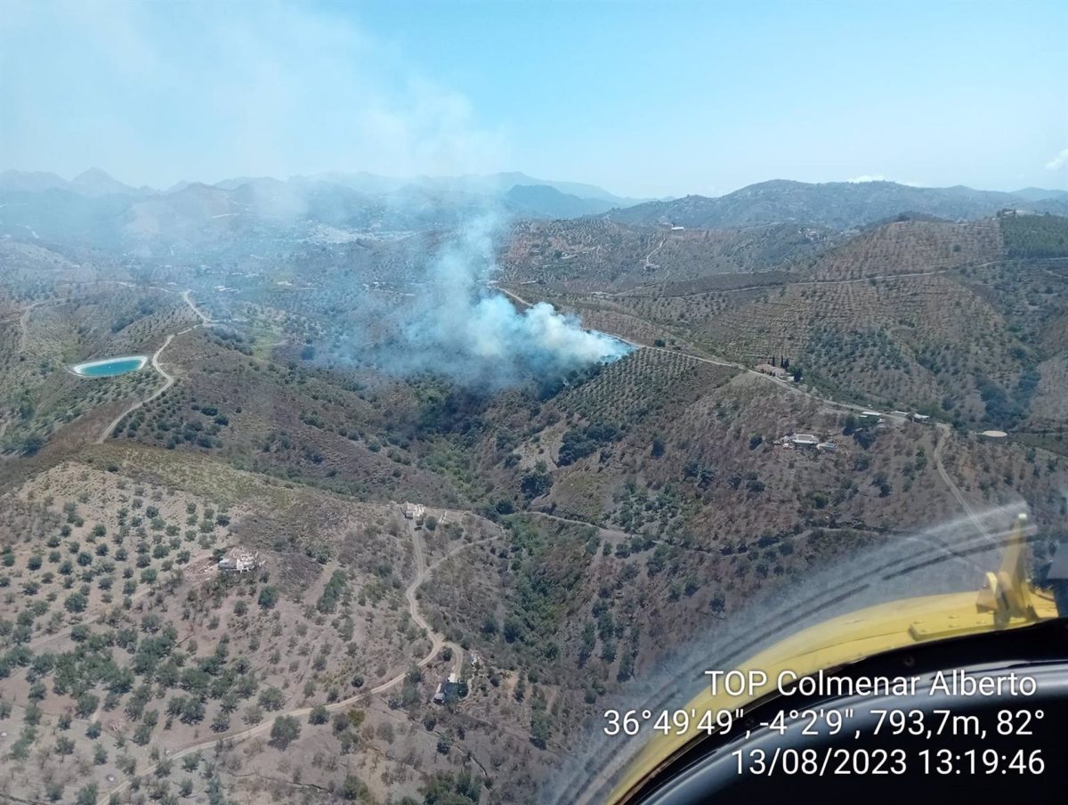 Controlado el incendio forestal declarado este domingo en Arenas - Incendio La Tirajuela de Arenas Controlado el incendio forestal declarado este domingo en Arenas - Incendio La Tirajuela de Arenas