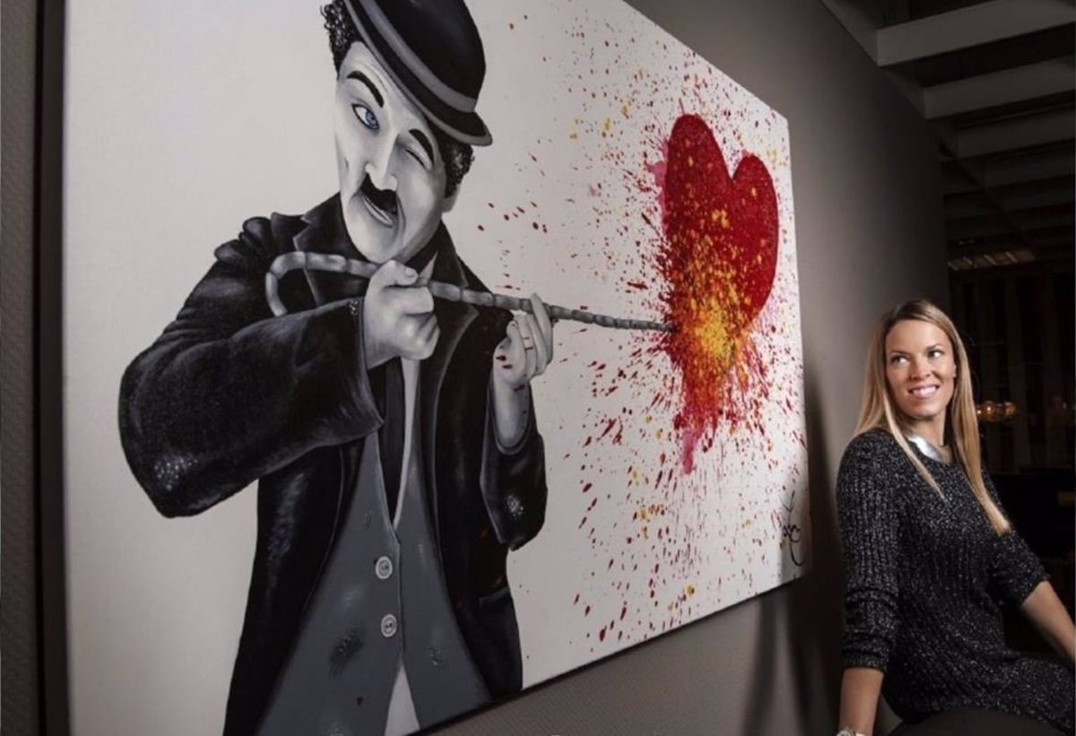 Laura Chaplin, nieta de Charles Chaplin, expone su obra pictórica en la Casa Las Tejerinas de Estepona - Laura Chaplin recorte