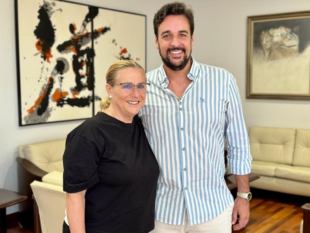 El cantante y empresario de Fuengirola, Javi Serrano, será el pregonero de la Feria del Rosario 2023 - Mula y Serrano La alcaldesa Ana Mula junto al cantante Javi Serrano.