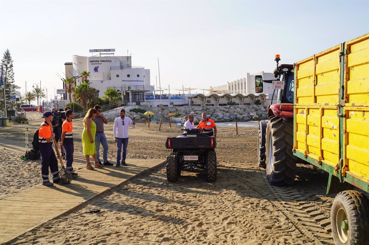 Benalmádena mejora con nueva maquinaria la recogida del alga invasora en las playas de difícil acceso - Recogida alga Benalmadena Benalmádena mejora con nueva maquinaria la recogida del alga invasora en las playas de difícil acceso - Recogida alga Benalmadena