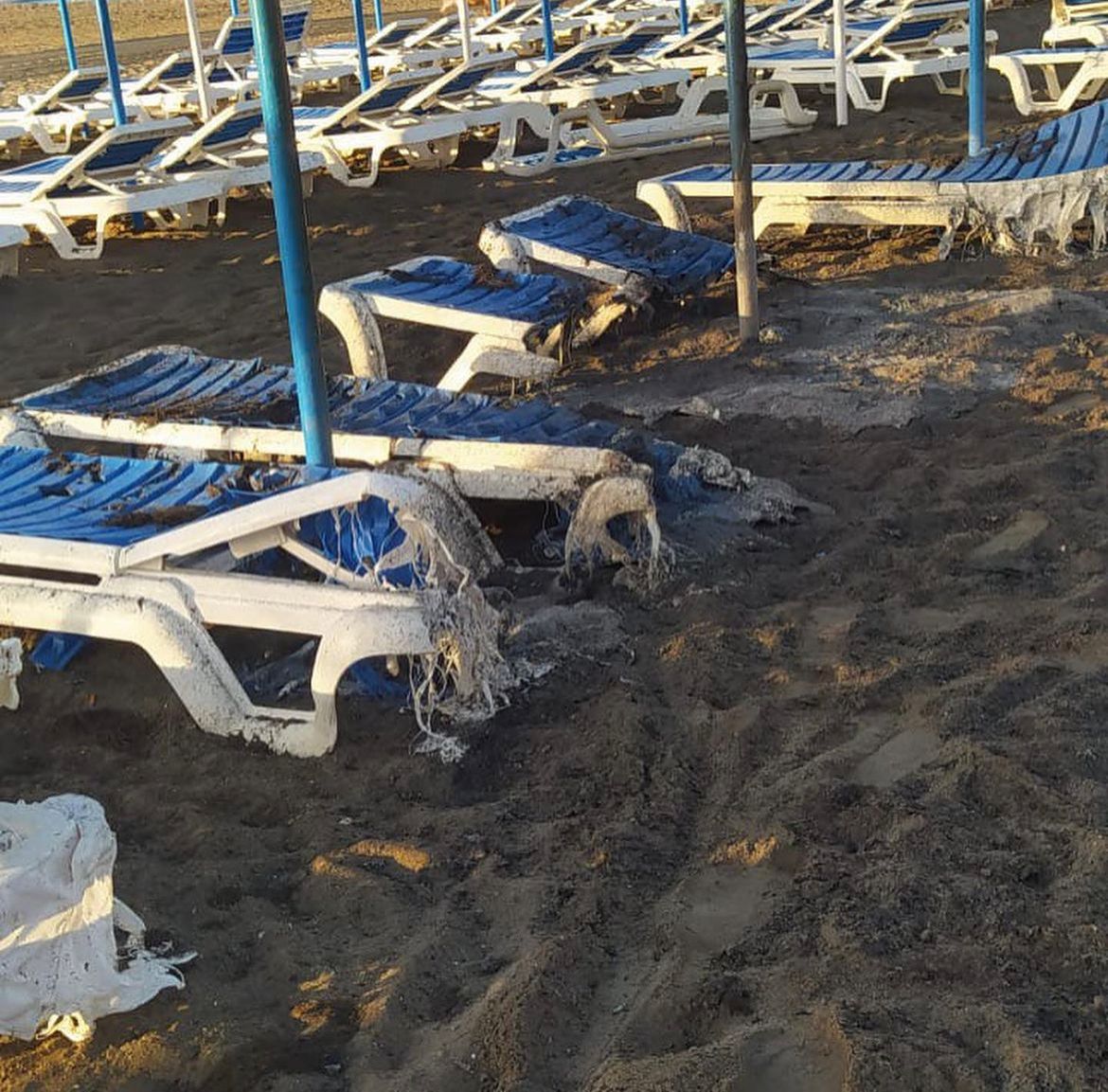 Queman más de una veintena de hamacas en la playa de Benalmádena - WhatsApp Image 2023 08 23 at 17.05.46 Hamacas calcinadas en la playa de Benalmádena. / Área