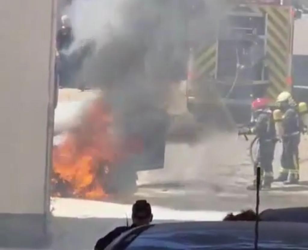 El coche ardiendo en el barrio Solís, en Estepona. / Área