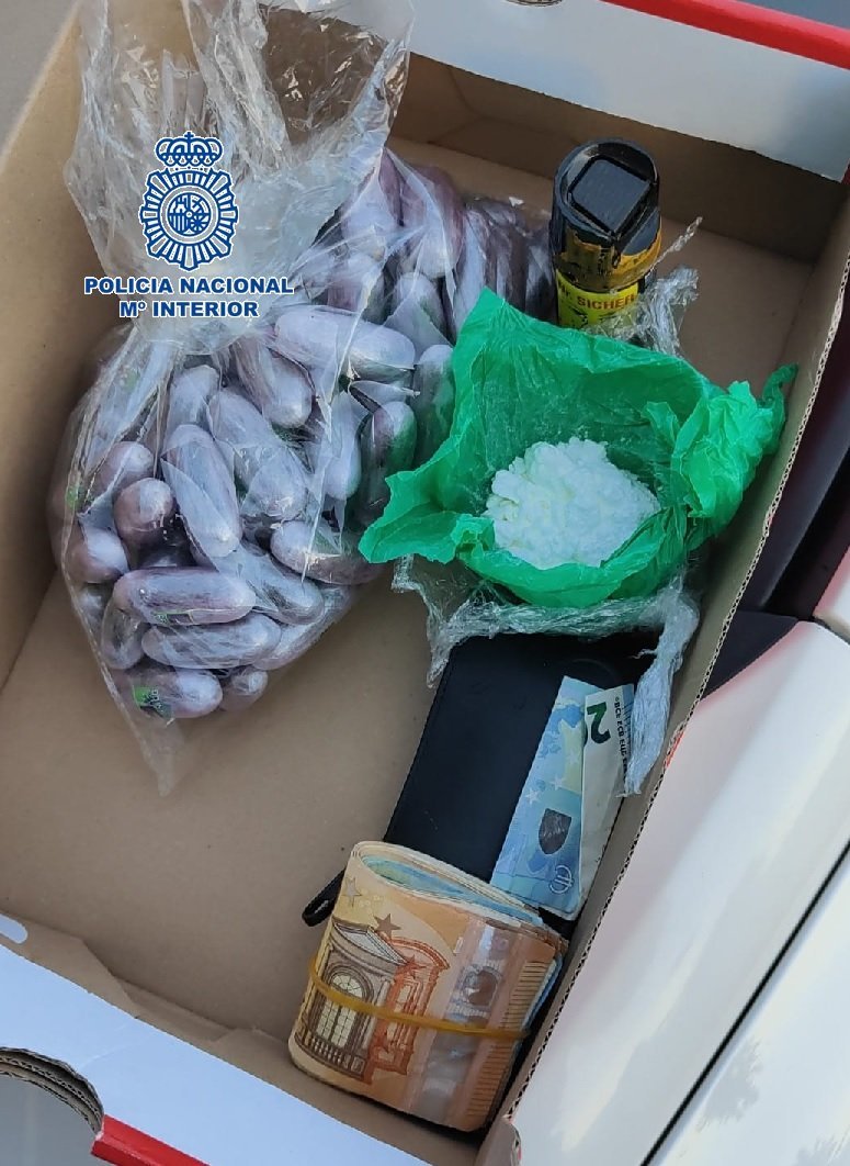 Detienen a dos jóvenes por transportar 70 bellotas de hachís ocultas en una caja de zapatos en el coche - 20230901 foto caja zapatos La droga que llevaban en la caja de zapatos, incautados por la policía en Marbella.