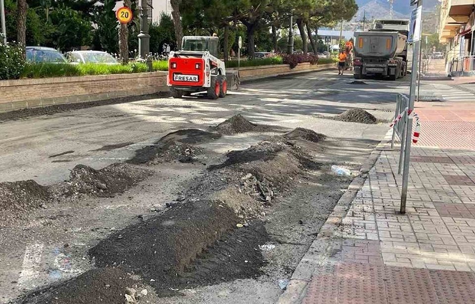 Estas son las calles que sufrirán alteraciones de tráfico este lunes y martes en Estepona - 378868124 274000295489520 8128756552291135171 n Imagen de los trabajos de asfaltado en Estepona. Sppme-a Estepona