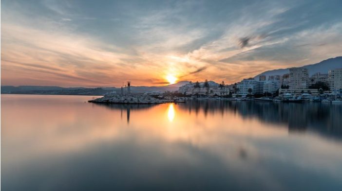 Estepona contará con un nuevo hotel de 4 estrellas en la zona de Bahía Dorada - Captura de pantalla 2023 09 19 a las 18.41.59 Vista del puerto de Estepona al atardecer.