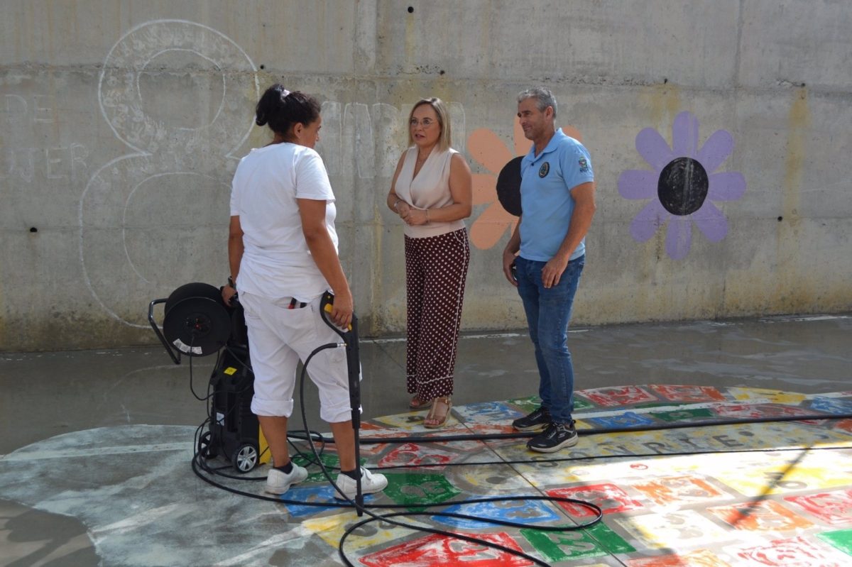 Mijas ultima la puesta a punto de los colegios con la limpieza a fondo de sus patios y mobiliario exterior - Colegios Mijas Mijas ultima la puesta a punto de los colegios con la limpieza a fondo de sus patios y mobiliario exterior - Colegios Mijas