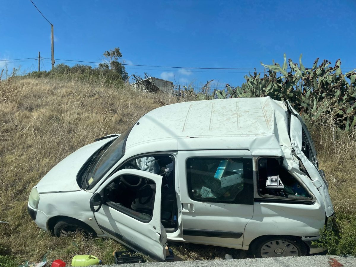 Un coche vuelca en el kilómetro 12 de la A-377 a la altura de Casares - Portada accidente Casares Un coche vuelca en el kilómetro 12 de la A-377 a la altura de Casares - Portada accidente Casares