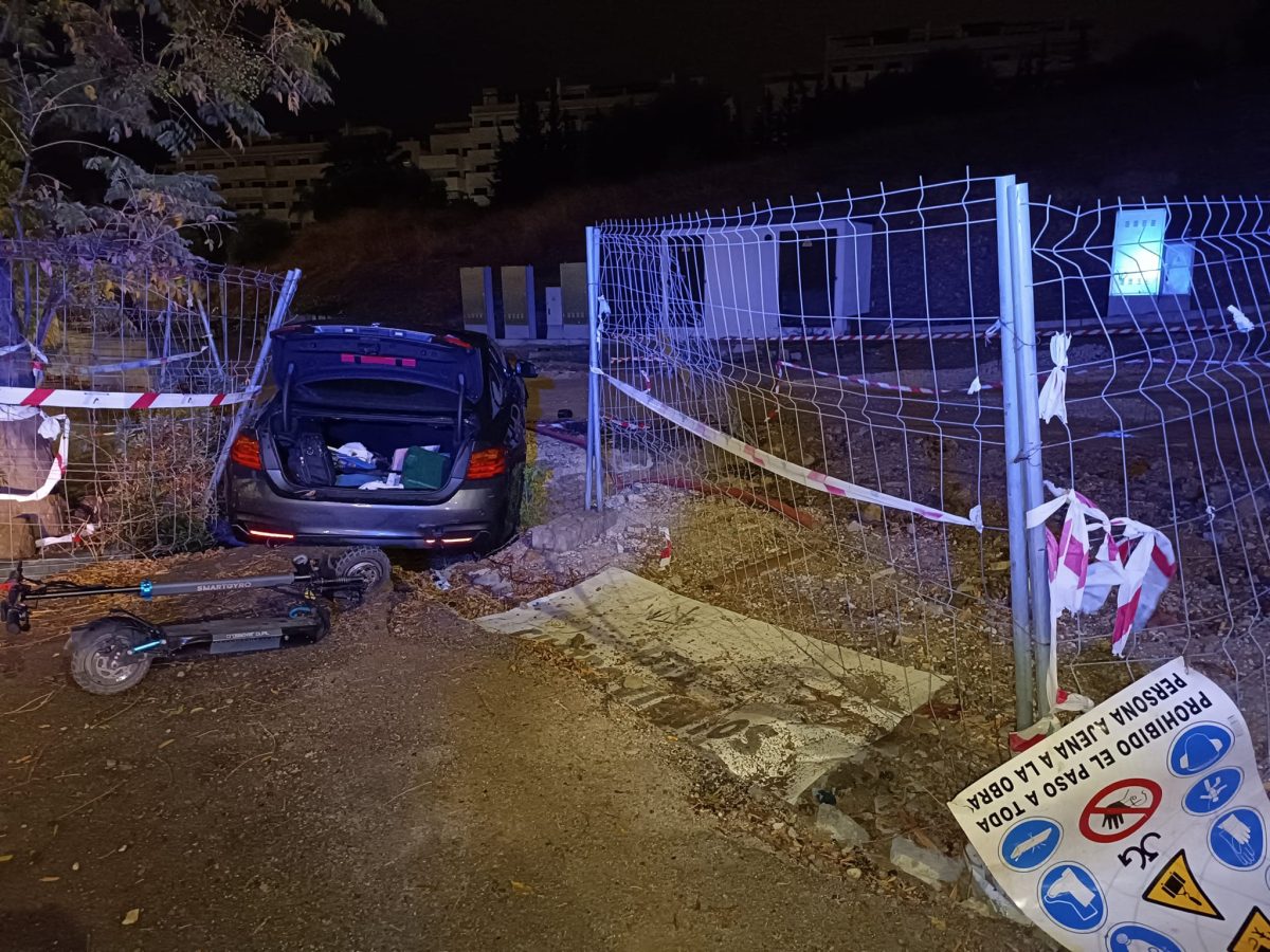 Un vehículo acaba enterrado en las obras de la Avenida Puerta del Mar - Portada accidente Un vehículo acaba enterrado en las obras de la Avenida Puerta del Mar - Portada accidente