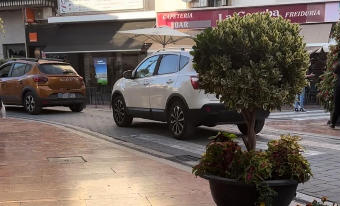 Los esteponeros ante la incertidumbre de la Zona de Bajas Emisiones: “¿Y qué hago con mi coche?” - 384537618 1097664408280427 5088753860182895663 n Coches circulando por el casco histórico de Estepona.
