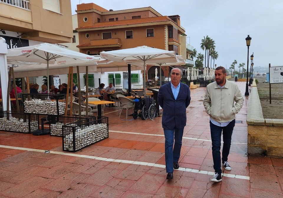 Adjudicada la tercera fase del Paseo Marítimo de Sabinillas - 395243824 707712654726012 8116864442918728988 n El alcalde y el concejal de Obras visitan el tercer tramo del paseo marítimo en Sabinillas.