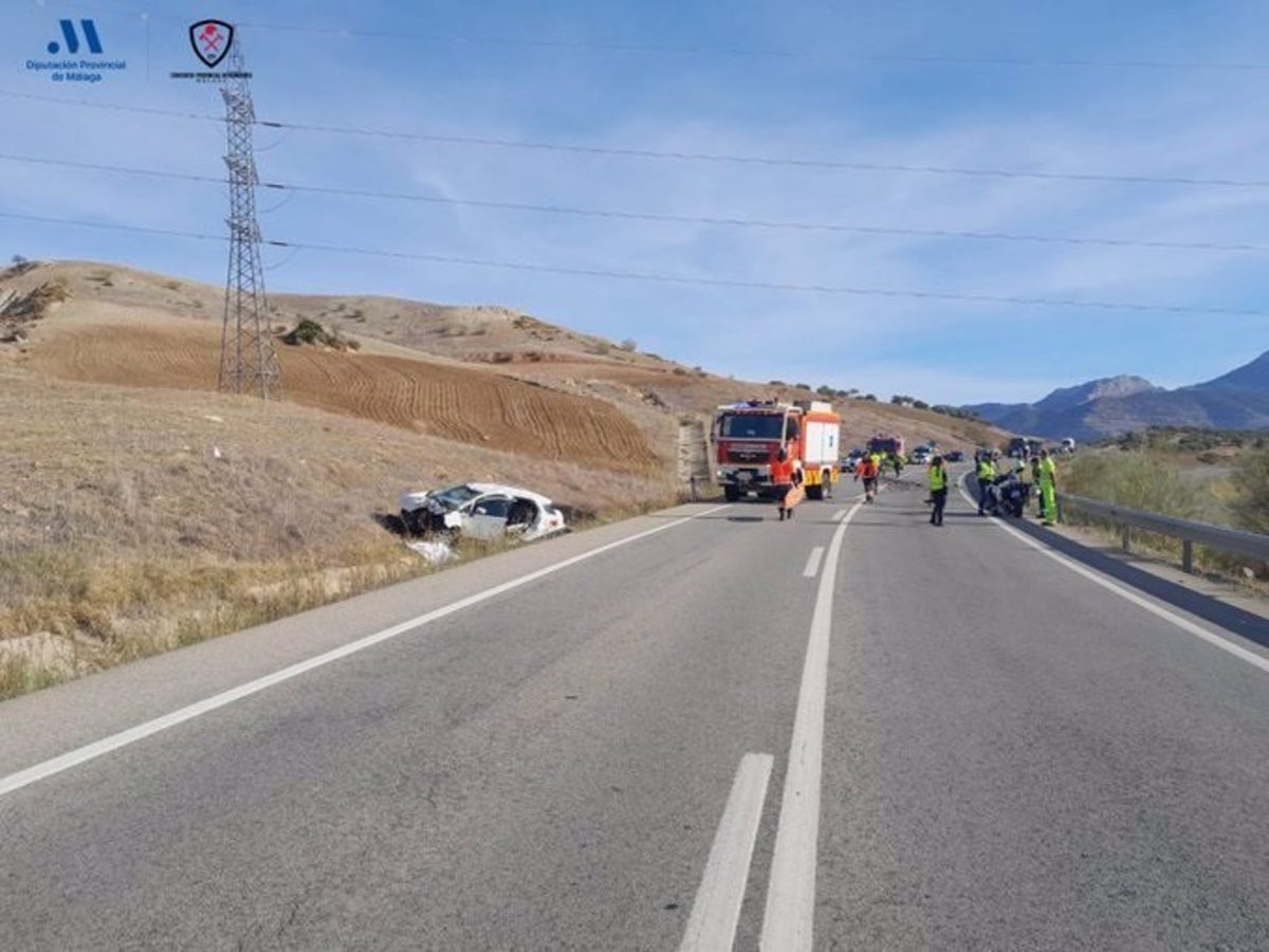 Un joven fallecido y una mujer herida en una colisión entre un coche y una moto en Ardales - Accidente Ardales Un joven fallecido y una mujer herida en una colisión entre un coche y una moto en Ardales - Accidente Ardales