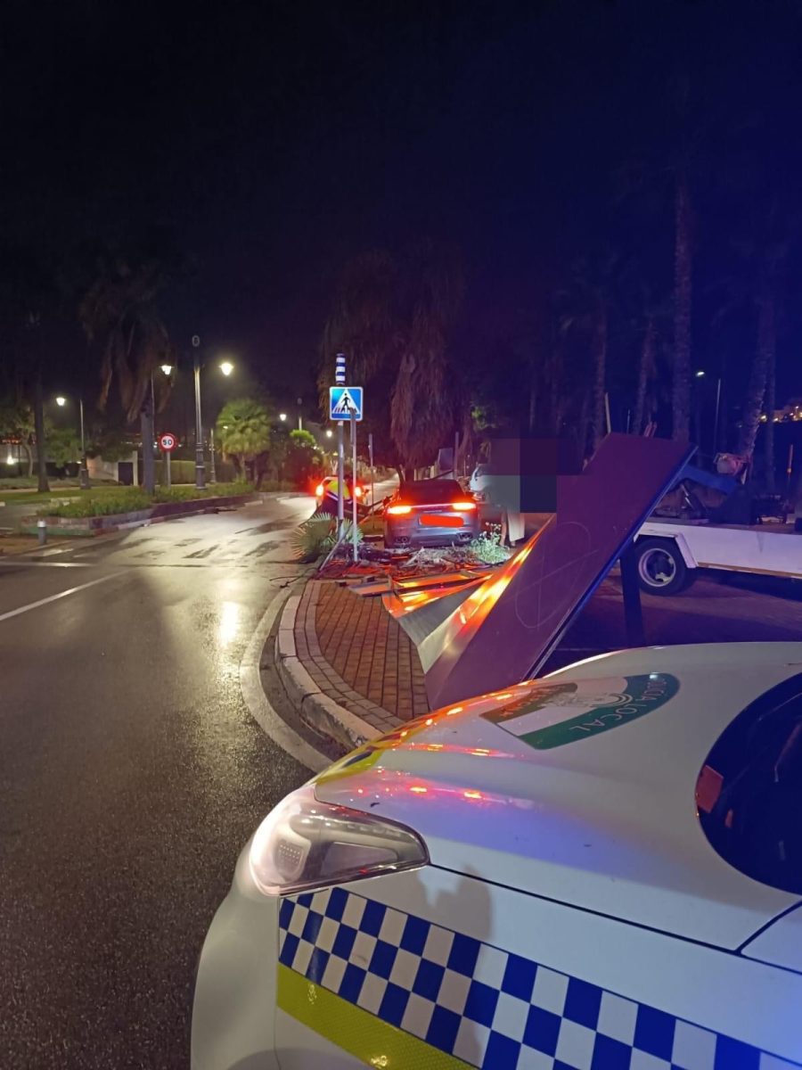 Herido tras estrellar su coche en la Avenida Litoral - IMG 5158 Herido tras estrellar su coche en la Avenida Litoral - IMG 5158