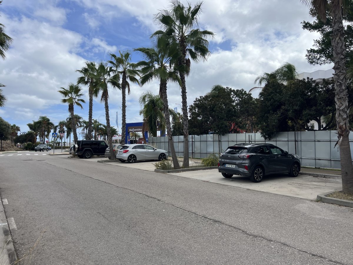 Adiós al aparcamiento de la Avenida Litoral para construir viviendas de lujo en Estepona - IMG 5409 Adiós al aparcamiento de la Avenida Litoral para construir viviendas de lujo en Estepona - IMG 5409