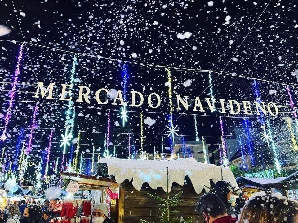 Fuengirola inaugura el Mercado Navideño este viernes con una gran nevada - La nieve artificial volvera caer sobre el Mercado Navideno Mercado Navideño con la lluvia de nieve artificial en Fuengirola.