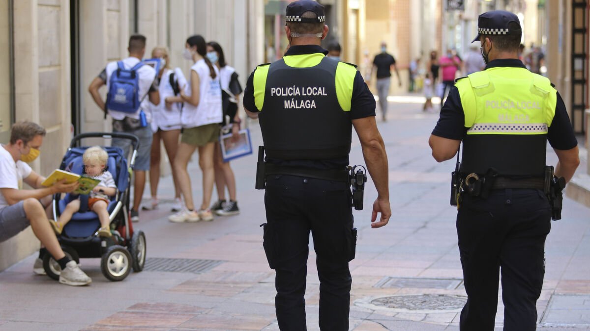 Identifican al presunto autor de varias pintadas vandálicas en fachadas del Centro Histórico de Málaga - Policia Local Malaga patrullan Policía Local de Málaga
