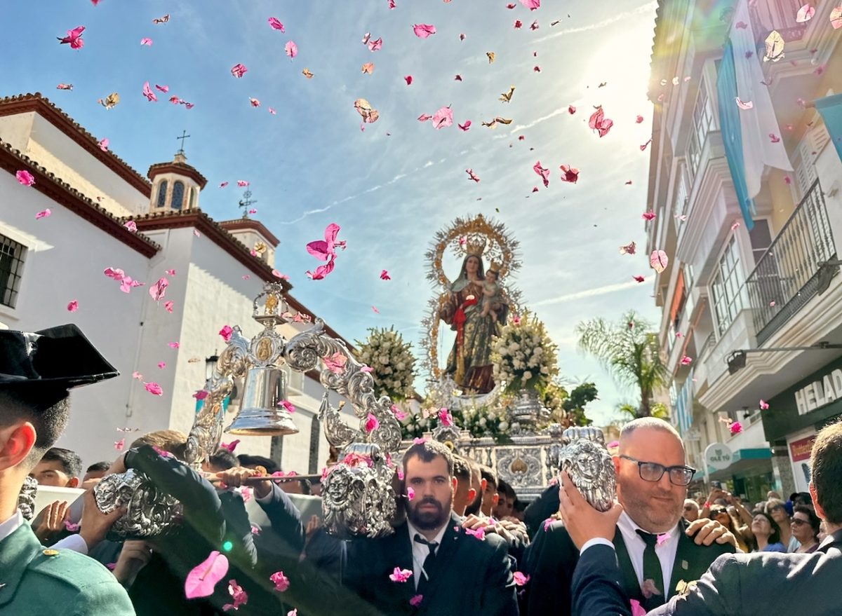 Las imágenes más emotivas de la procesión de Nuestra Señora del Rosario Coronada en Fuengirola - Procesion Virgen del Rosario 2 1 Las imágenes más emotivas de la procesión de Nuestra Señora del Rosario Coronada en Fuengirola - Procesion Virgen del Rosario 2 1