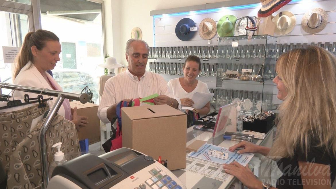 Manilva lanza una campaña para el comercio en Navidad - WhatsApp Image 2023 10 04 at 18.04.36 Entrega del material a los comercios de Manilva.