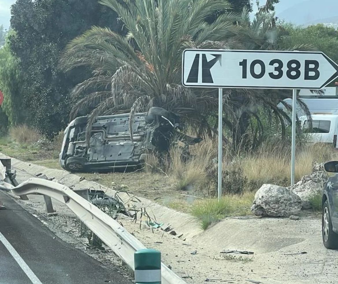 Un turismo vuelca a la altura del Hospital Costa del Sol, lo que provoca importantes retenciones - WhatsApp Image 2023 10 26 at 18.09.02 Un turismo vuelca a la altura del Hospital Costa del Sol, lo que provoca importantes retenciones - WhatsApp Image 2023 10 26 at 18.09.02