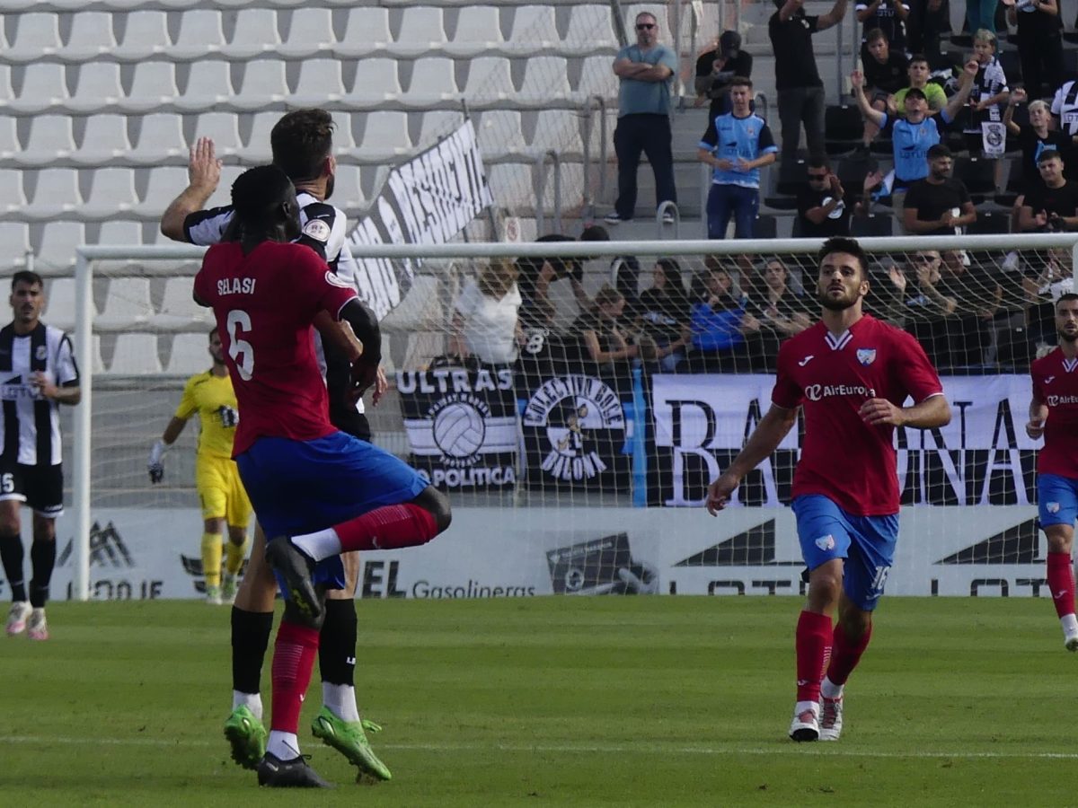 (0-2) Un sólido Estepona se lleva la victoria frente a la Balona - foto 4 (0-2) Un sólido Estepona se lleva la victoria frente a la Balona - foto 4
