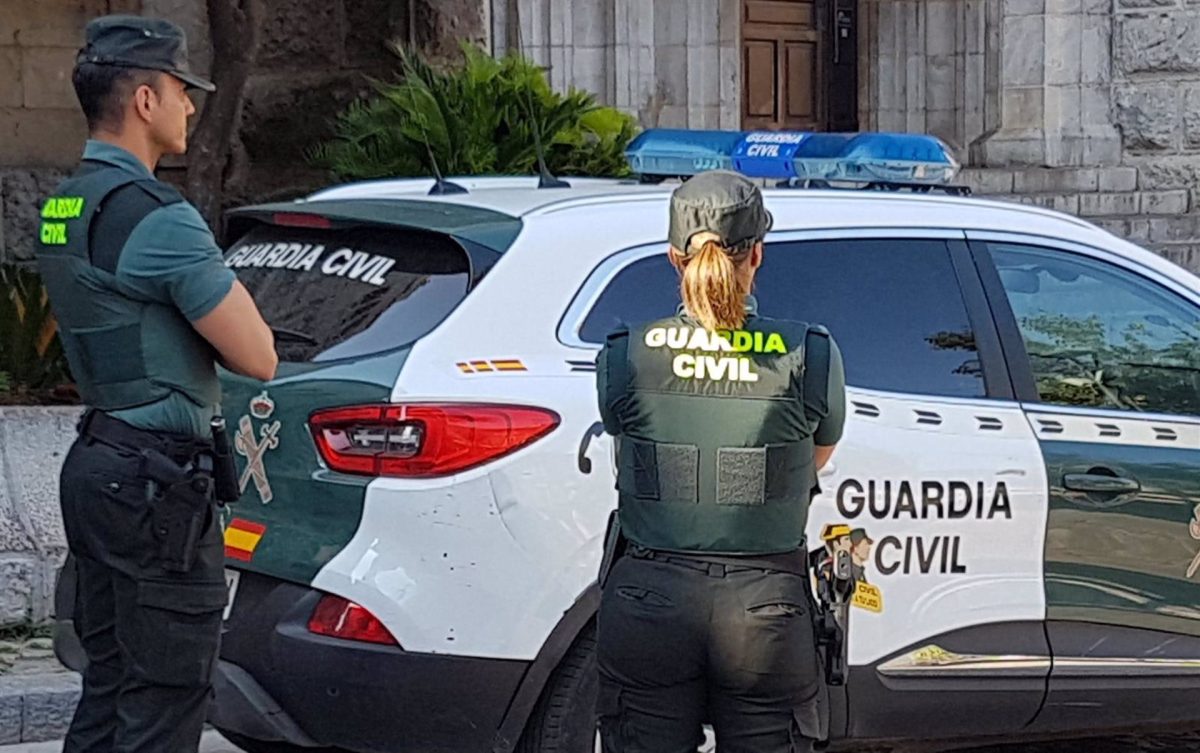 Desmantelado un punto de venta de drogas en Mijas con un agente herido en la operación - fotonoticia 20231004181217 1920 Dos guardias civiles junto a un vehículo del cuerpo. / Archivo