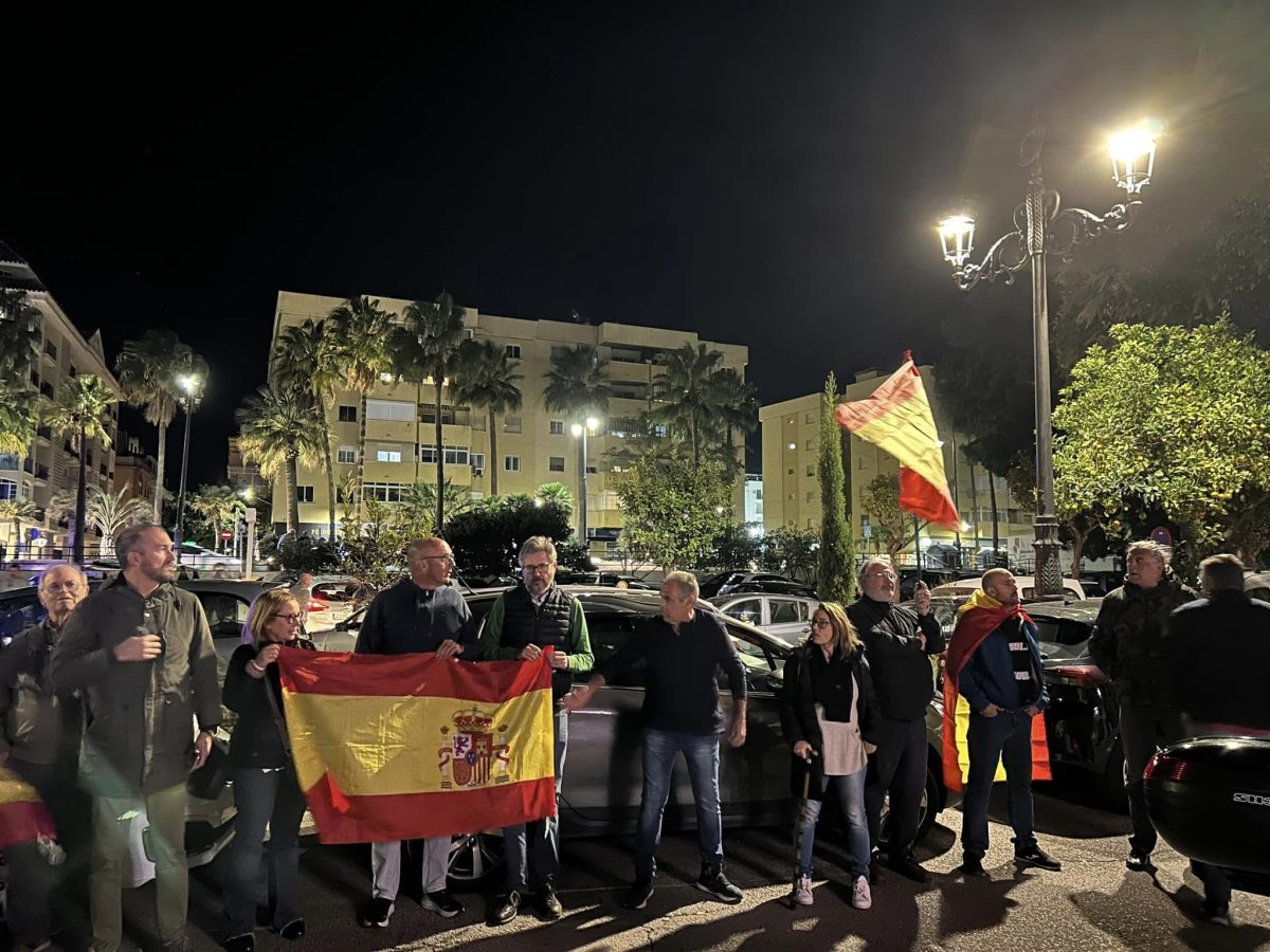 Denuncian ante la Fiscalía la concentración contra la amnistía frente a la sede del PSOE en Estepona - 400350207 865016418962315 8359574614725444762 n Concentración contra la amnistía a las puertas de la sede del PSOE en Estepona. / D.DIMITRESCU