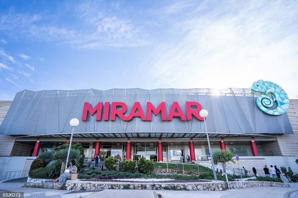 Muere una persona en el centro comercial Miramar tras caer desde una altura de 25 metros - 5326373 Centro Comercial Miramar.