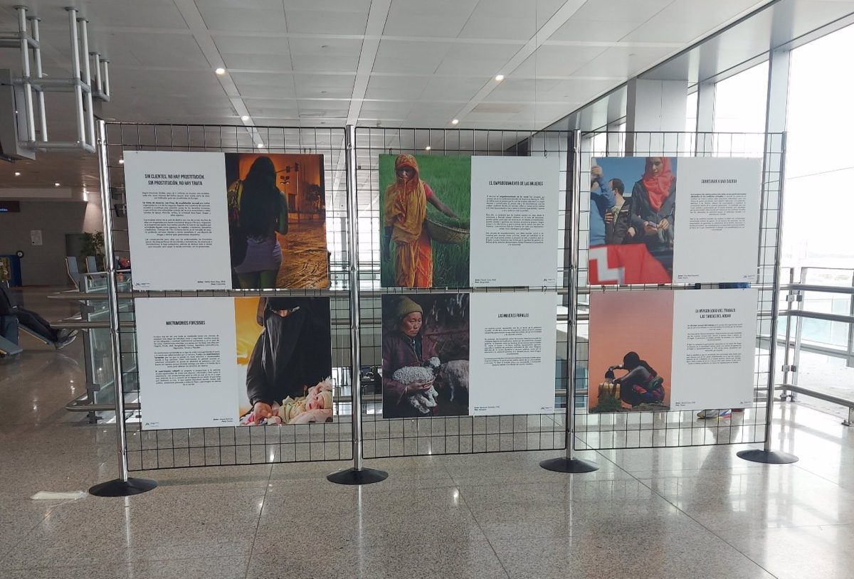 El aeropuerto de Málaga-Costa del Sol acoge la exposición fotográfica de Cruz Roja 'Mujeres del mundo' - Exposicion Cruz Roja El aeropuerto de Málaga-Costa del Sol acoge la exposición fotográfica de Cruz Roja 'Mujeres del mundo' - Exposicion Cruz Roja