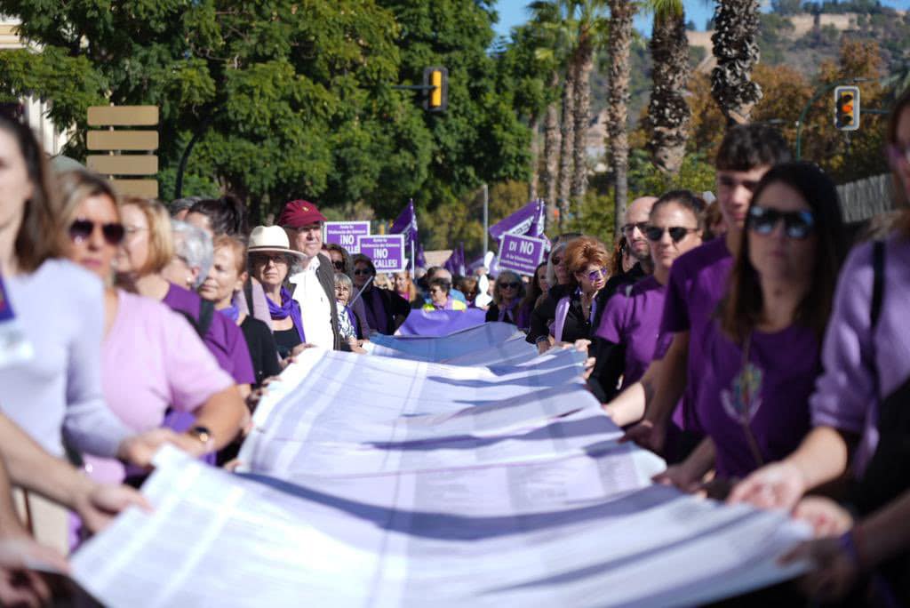 Unas 3.000 personas se concentran en Málaga para mostrar su rechazo a la violencia contra las mujeres - Portada 25N Malaga Unas 3.000 personas se concentran en Málaga para mostrar su rechazo a la violencia contra las mujeres - Portada 25N Malaga