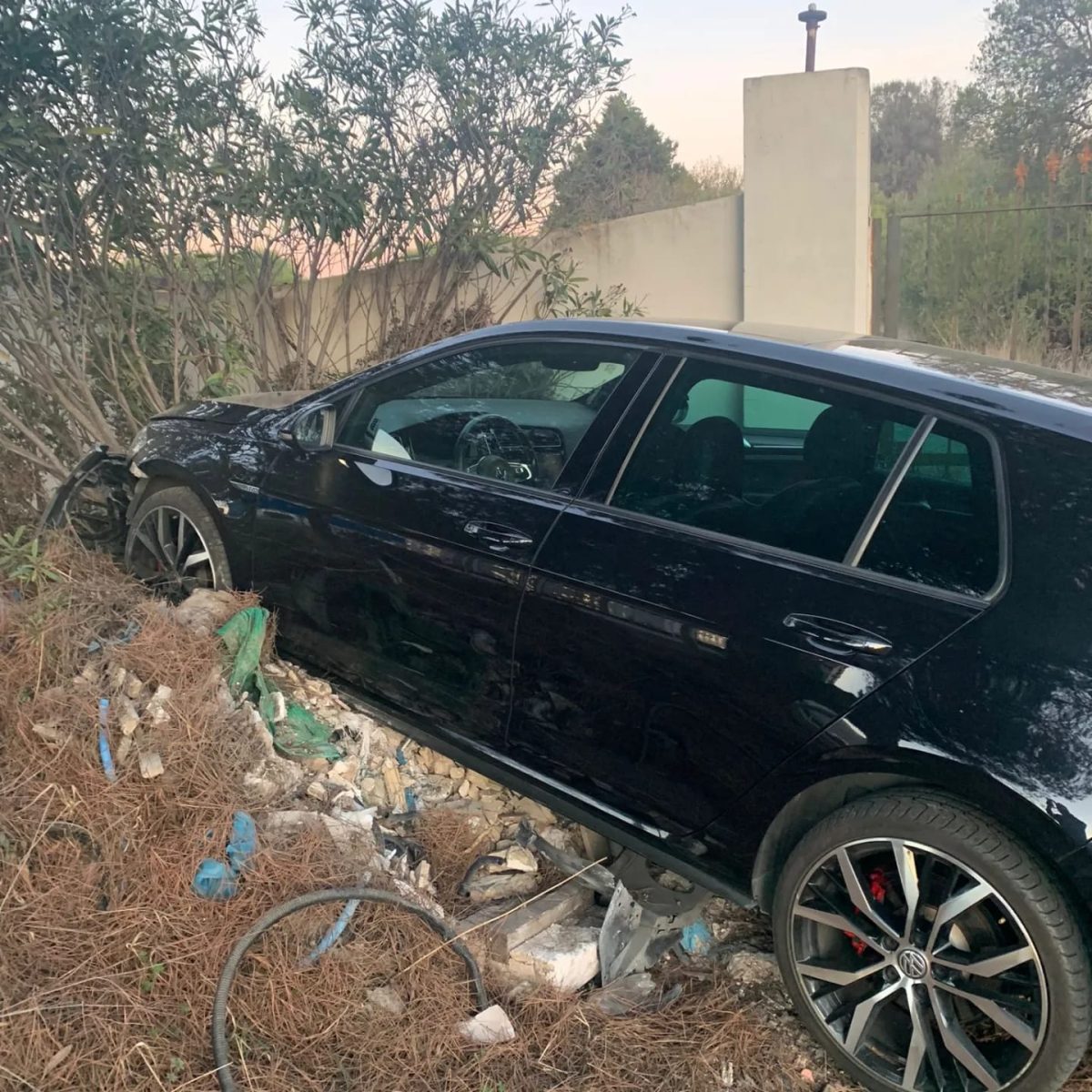 Se saltan un 'alto' en Puerto Banús y acaban detenidos tras estrellarse contra unos árboles - WhatsApp Image 2023 11 27 at 10.35.49 1 Se saltan un 'alto' en Puerto Banús y acaban detenidos tras estrellarse contra unos árboles - WhatsApp Image 2023 11 27 at 10.35.49 1