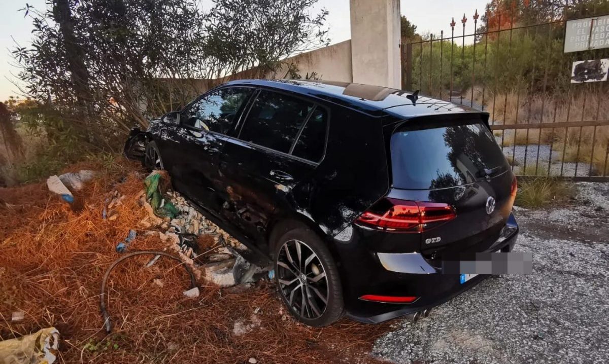 Se saltan un 'alto' en Puerto Banús y acaban detenidos tras estrellarse contra unos árboles - WhatsApp Image 2023 11 27 at 14.52.53 e1701093193251 Así quedó el vehículo tras la fuga policial. / Marbella se queja