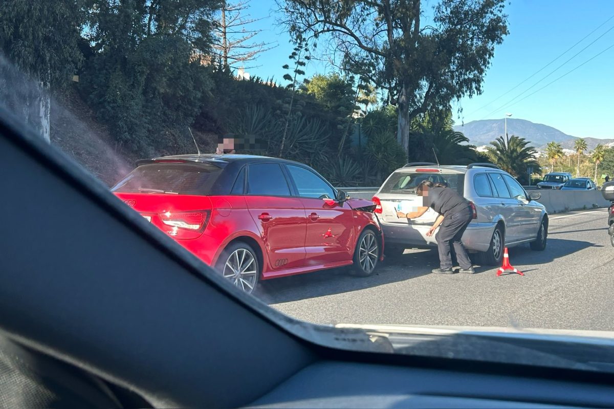 La colisión de dos vehículos en la A-7 a la altura del cruce de Benahavís provoca importantes retenciones - accidente a7 1
