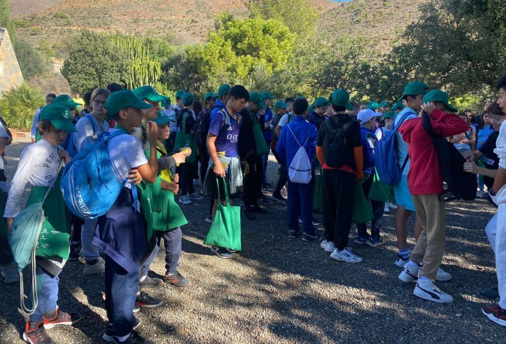 Alumnos de los colegios Blas Infante y Los Almendros plantan árboles en la zona de Los Pedregales - alumnosreforestacion Alumnos en Los Pedregales para plantar árboles.