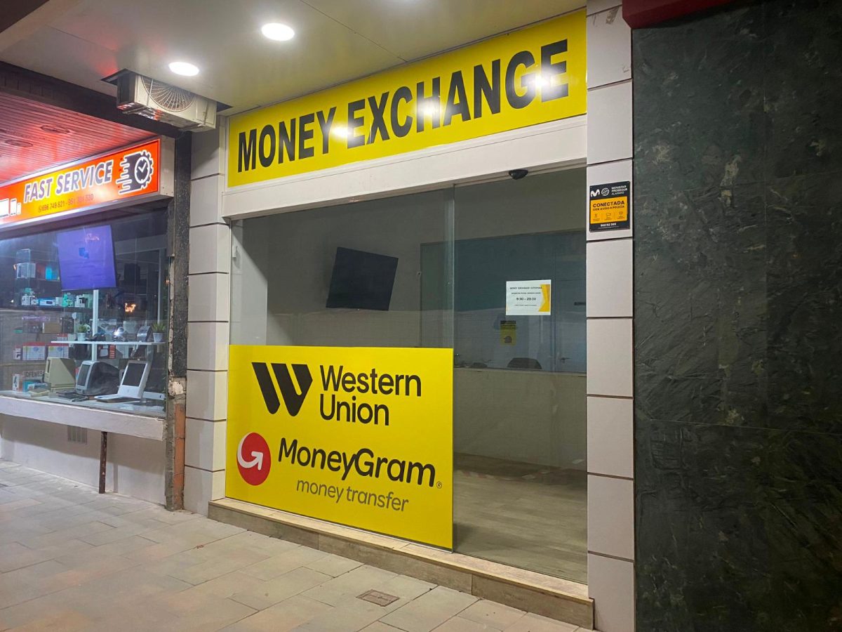 VOX de Estepona desaparece de la Avenida España y busca local - Money Exchange en el lugar de Vox en la Avenida España. / Área