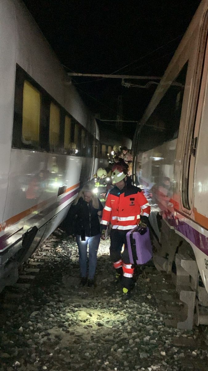 Un 'susto' que deja 13 heridos leves y 270 evacuados en el choque de dos trenes de Media Distancia en Álora - 2b3864d1 e916 4703 8da4 06f4705bf010 1 Un 'susto' que deja 13 heridos leves y 270 evacuados en el choque de dos trenes de Media Distancia en Álora - 2b3864d1 e916 4703 8da4 06f4705bf010 1
