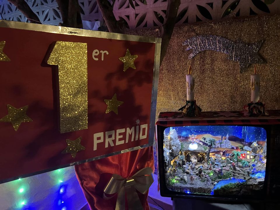 Un belén en una televisión y mucho 'arte' reciclado, primer premio del Concurso de Fachadas en Estepona - 414726862 901570965306860 1787836750726758978 n Primer premio en fachadas navideñas en Estepona. Desirée Macías.