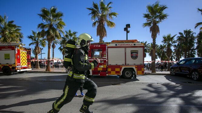 El bombero Miguel Ángel del Cid gana la primera carrera vertical de Fuengirola - Bombero primera carrera vertical Bombero corre la primera carrera vertical de Fuengirola. / EFE