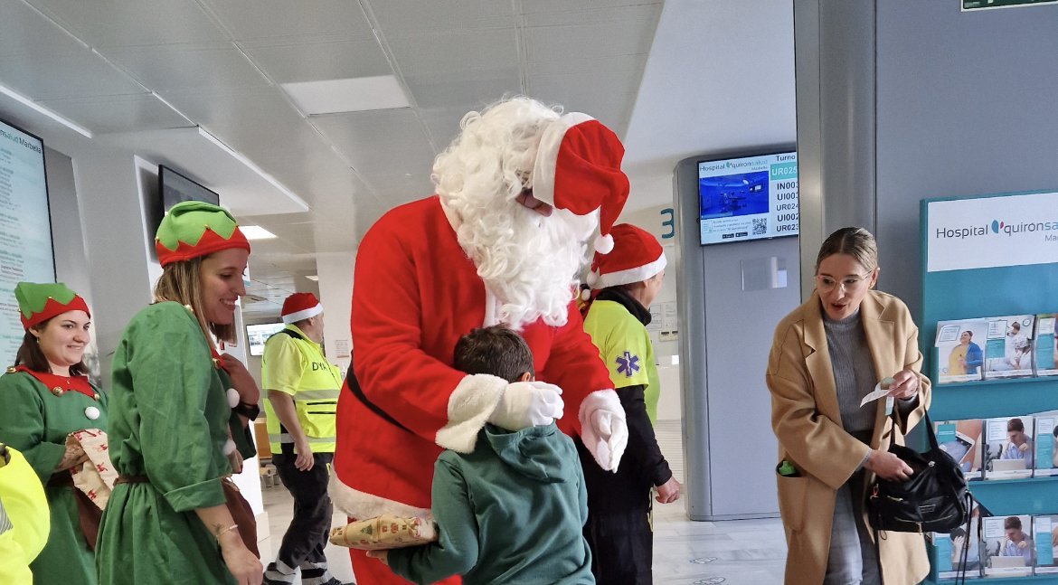Papa Noel sorprende a los pacientes más pequeños del Hospital Quirónsalud Marbella - IMG 8776 Papa Noel sorprende a los pacientes más pequeños del Hospital Quirónsalud Marbella - IMG 8776