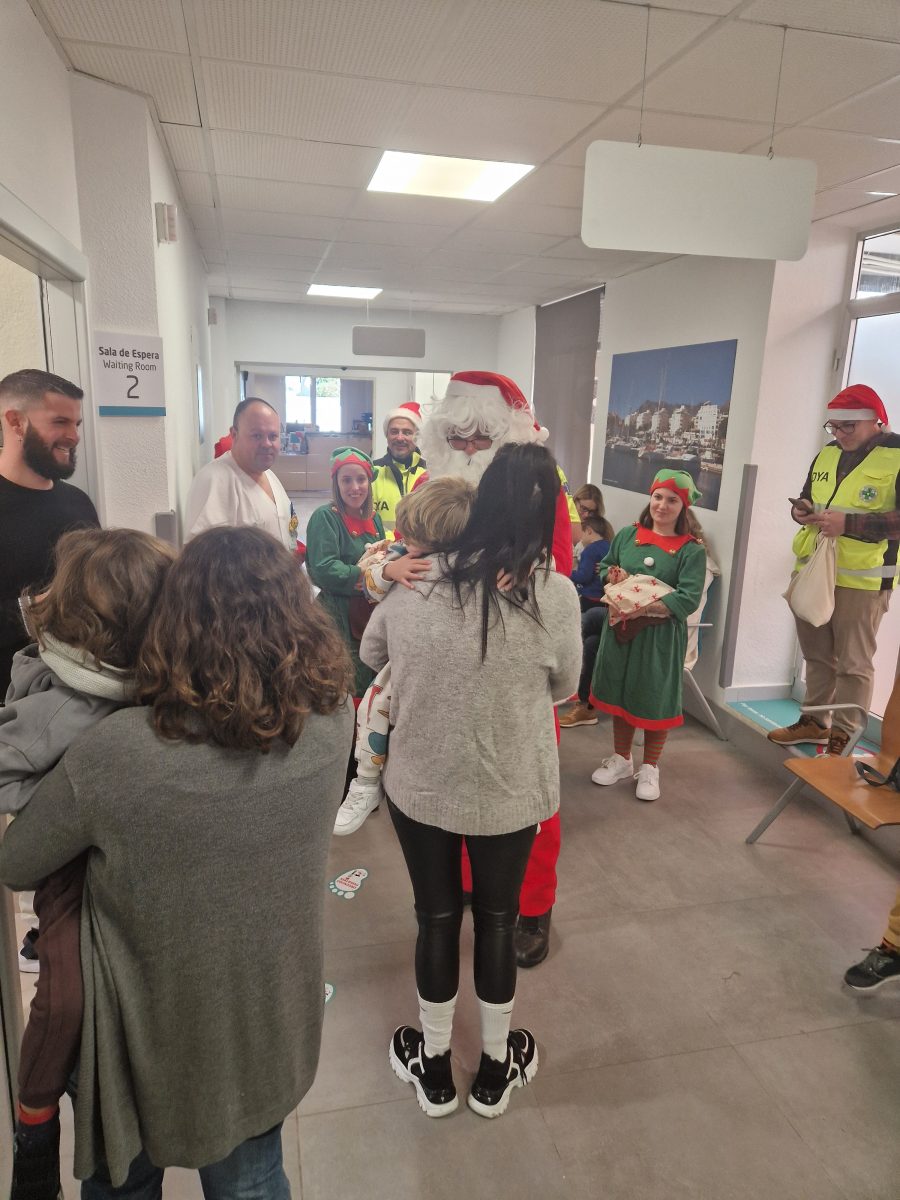 Papa Noel sorprende a los pacientes más pequeños del Hospital Quirónsalud Marbella - IMG 8777 Papa Noel sorprende a los pacientes más pequeños del Hospital Quirónsalud Marbella - IMG 8777