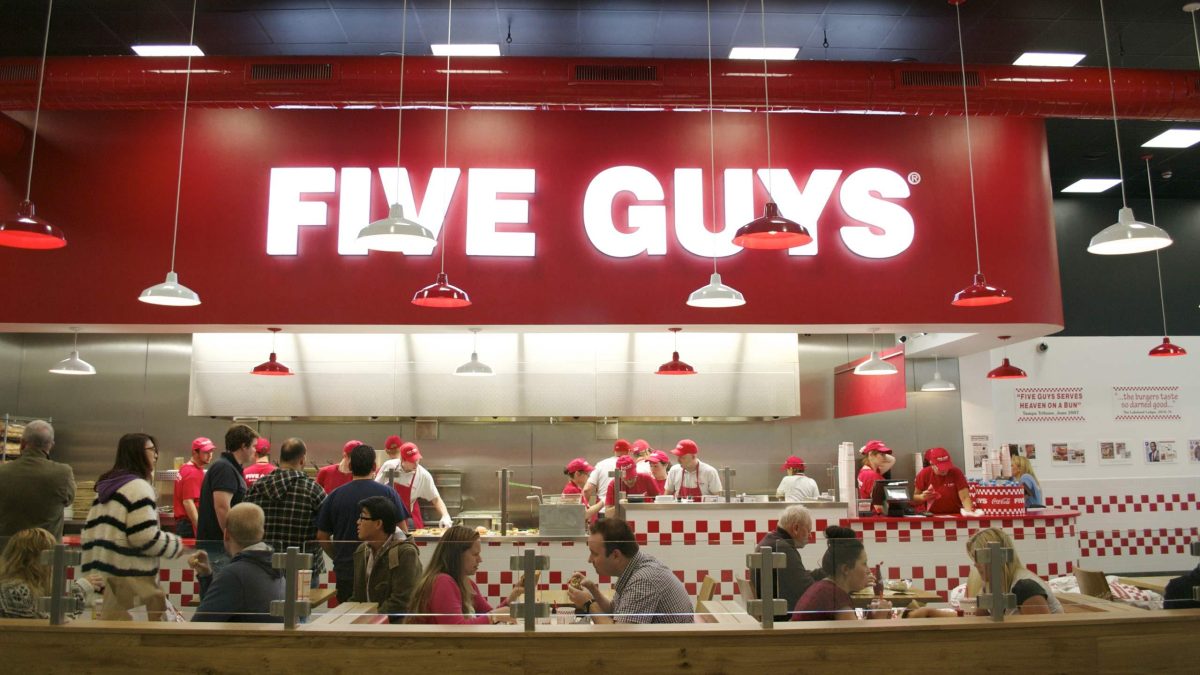La hamburguesería norteamericana Five Guys abrirá restaurante en Puerto Banús y creará medio centenar de empleos - IMG 8905 La hamburguesería norteamericana Five Guys abrirá restaurante en Puerto Banús y creará medio centenar de empleos - IMG 8905