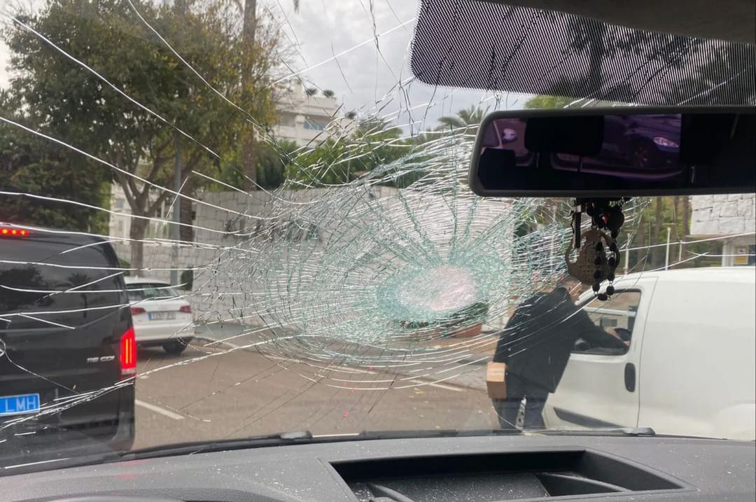 Identifican a los menores que lanzaban piedras a los vehículos que transitaban por la AP7 - Marbellasequeja2021 Imagen de un vehículo dañado. Imagen de marbellasequeja2021