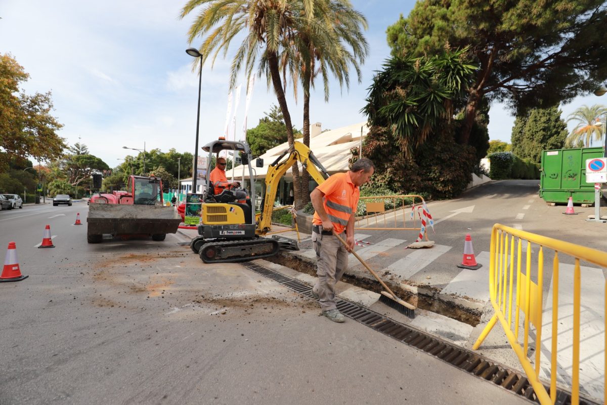 La avenida Cánovas del Castillo de Marbella soluciona la falta de alumbrado público en uno de sus tramos - PHOTO 2023 11 25 11 25 51 Obras en la Avenida Cánovas del Castillo de Marbella