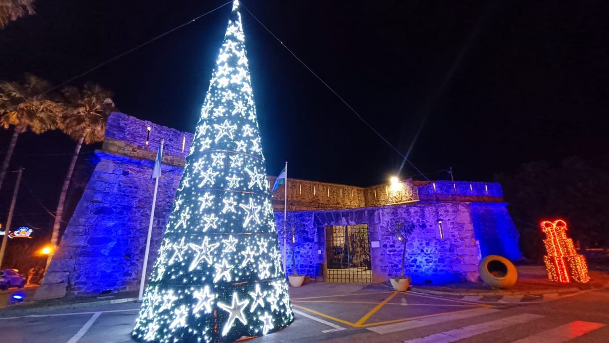 Se descubre una de las sorpresas de la Navidad de Manilva: la iluminación del Castillo de la Duquesa - Portada Manilva Se descubre una de las sorpresas de la Navidad de Manilva: la iluminación del Castillo de la Duquesa - Portada Manilva