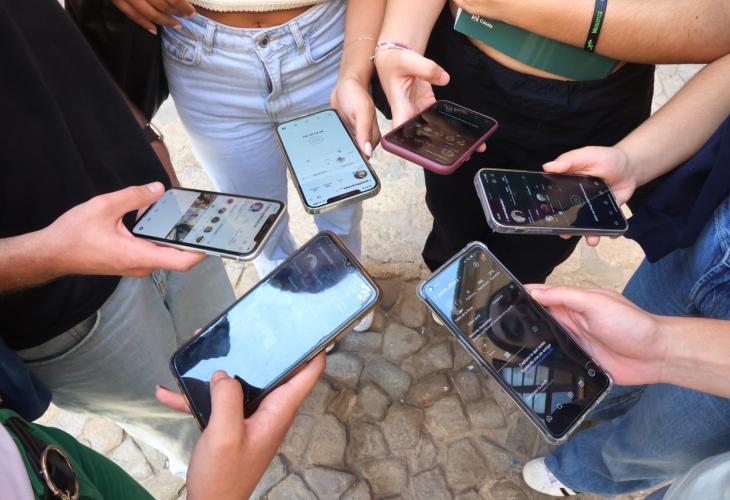 Casares facilita un modelo para reclamar compensaciones por los continuos cortes de internet y telefonía - WhatsApp Image 2023 12 05 at 11.20.35 Jóvenes usando el teléfono móvil
